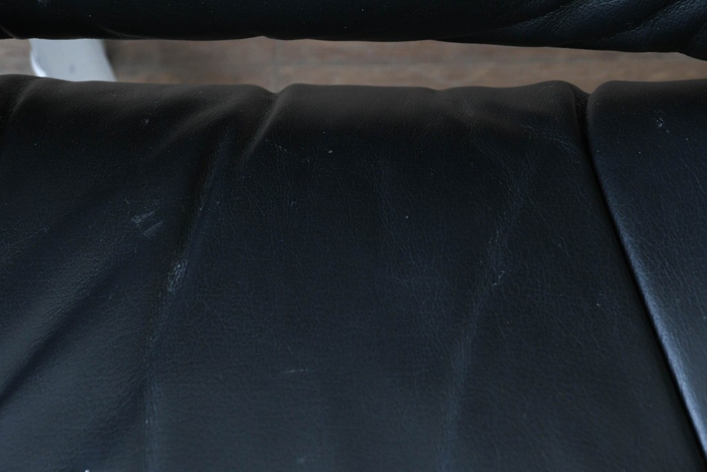 中古　Herman Miller(ハーマンミラー)　本革　こだわり抜かれた座り心地のイームズラウンジチェアとオットマンのセット　定価約113万円　(R-086620)