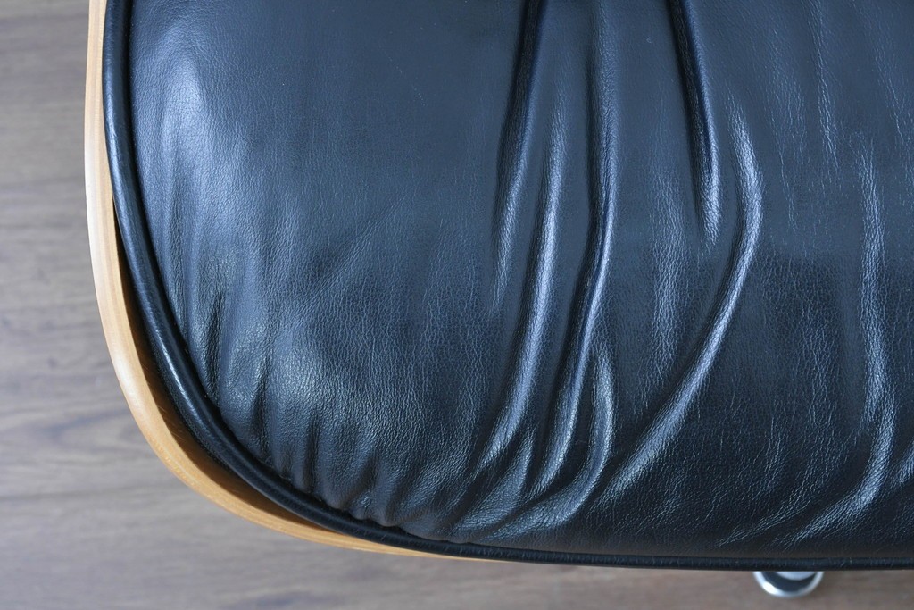 中古　Herman Miller(ハーマンミラー)　本革　こだわり抜かれた座り心地のイームズラウンジチェアとオットマンのセット　定価約113万円　(R-086620)