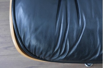 中古　Herman Miller(ハーマンミラー)　本革　こだわり抜かれた座り心地のイームズラウンジチェアとオットマンのセット　定価約113万円　(R-086620)