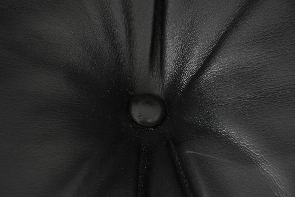 中古　Herman Miller(ハーマンミラー)　本革　こだわり抜かれた座り心地のイームズラウンジチェアとオットマンのセット　定価約113万円　(R-086620)