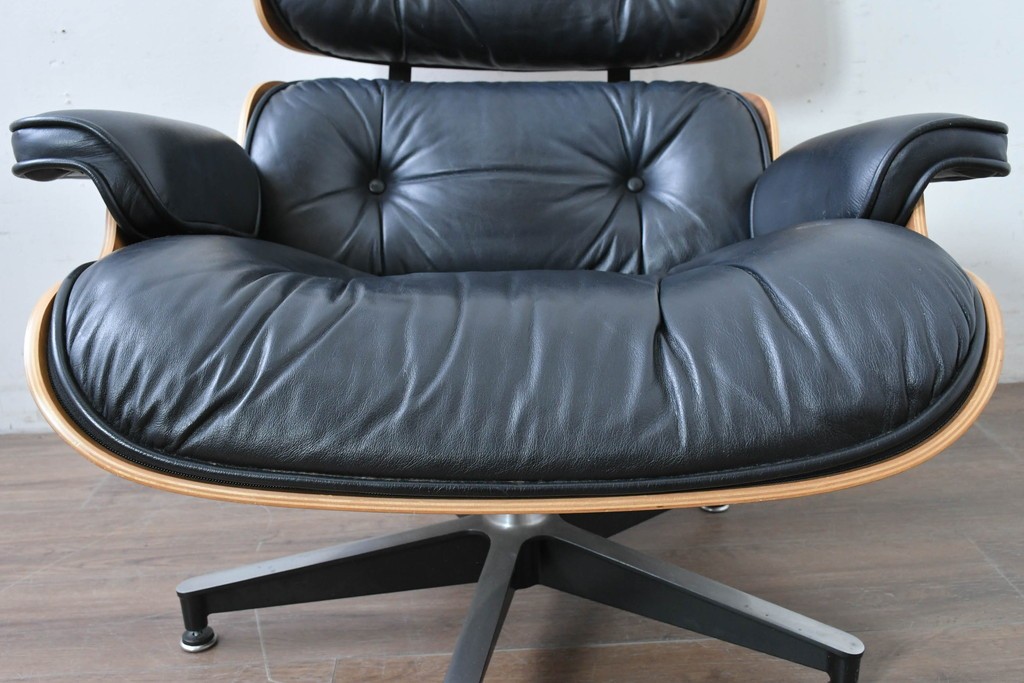 中古　Herman Miller(ハーマンミラー)　本革　こだわり抜かれた座り心地のイームズラウンジチェアとオットマンのセット　定価約113万円　(R-086620)