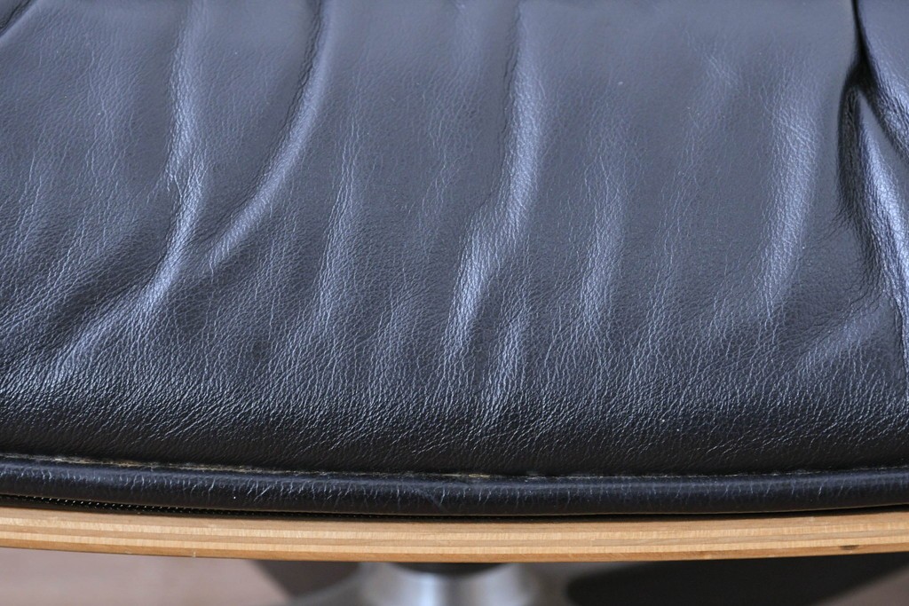 中古　Herman Miller(ハーマンミラー)　本革　こだわり抜かれた座り心地のイームズラウンジチェアとオットマンのセット　定価約113万円　(R-086620)