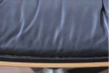 中古　Herman Miller(ハーマンミラー)　本革　こだわり抜かれた座り心地のイームズラウンジチェアとオットマンのセット　定価約113万円　(R-086620)
