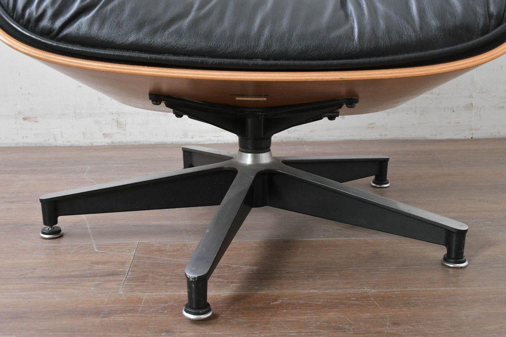 中古　Herman Miller(ハーマンミラー)　本革　こだわり抜かれた座り心地のイームズラウンジチェアとオットマンのセット　定価約113万円　(R-086620)