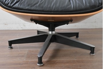 中古　Herman Miller(ハーマンミラー)　本革　こだわり抜かれた座り心地のイームズラウンジチェアとオットマンのセット　定価約113万円　(R-086620)