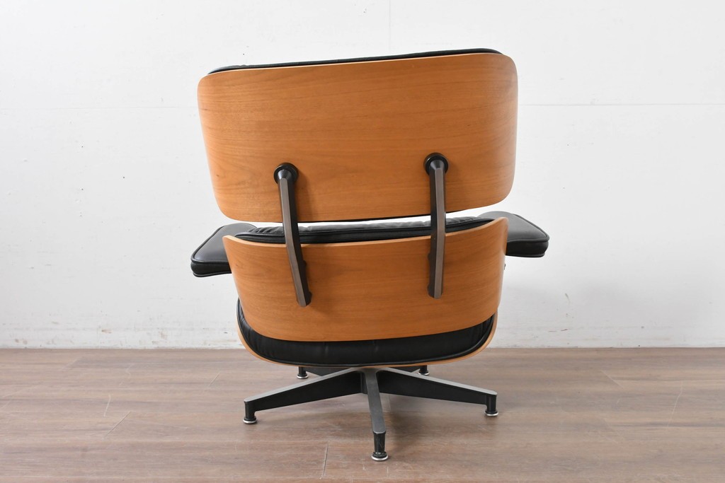 中古　Herman Miller(ハーマンミラー)　本革　こだわり抜かれた座り心地のイームズラウンジチェアとオットマンのセット　定価約113万円　(R-086620)