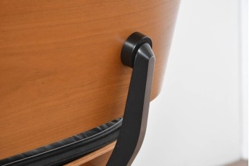 中古　Herman Miller(ハーマンミラー)　本革　こだわり抜かれた座り心地のイームズラウンジチェアとオットマンのセット　定価約113万円　(R-086620)