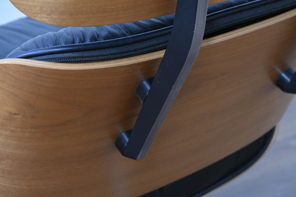 中古　Herman Miller(ハーマンミラー)　本革　こだわり抜かれた座り心地のイームズラウンジチェアとオットマンのセット　定価約113万円　(R-086620)