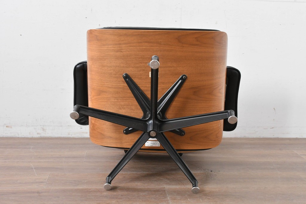中古　Herman Miller(ハーマンミラー)　本革　こだわり抜かれた座り心地のイームズラウンジチェアとオットマンのセット　定価約113万円　(R-086620)