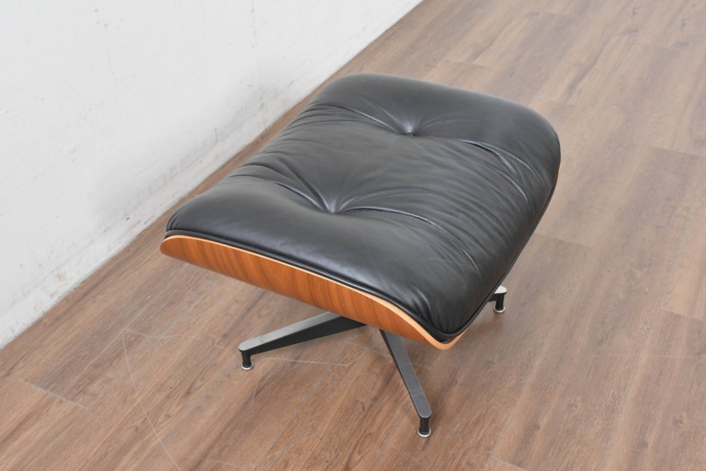 中古　Herman Miller(ハーマンミラー)　本革　こだわり抜かれた座り心地のイームズラウンジチェアとオットマンのセット　定価約113万円　(R-086620)