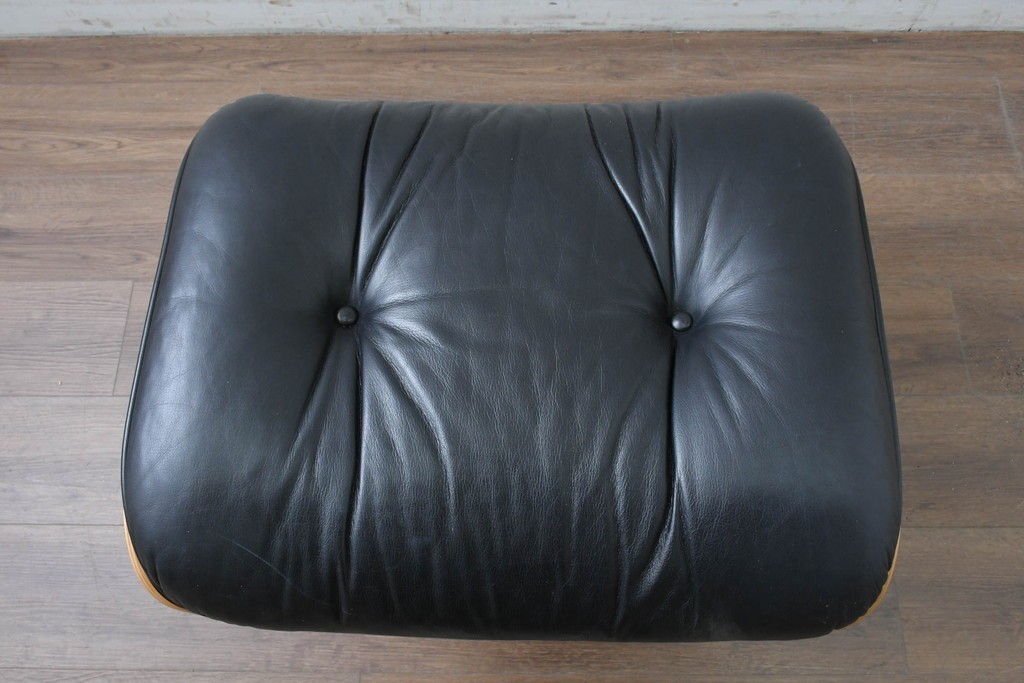 中古　Herman Miller(ハーマンミラー)　本革　こだわり抜かれた座り心地のイームズラウンジチェアとオットマンのセット　定価約113万円　(R-086620)