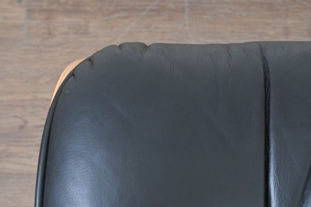 中古　Herman Miller(ハーマンミラー)　本革　こだわり抜かれた座り心地のイームズラウンジチェアとオットマンのセット　定価約113万円　(R-086620)