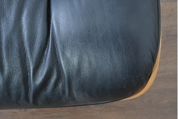 中古　Herman Miller(ハーマンミラー)　本革　こだわり抜かれた座り心地のイームズラウンジチェアとオットマンのセット　定価約113万円　(R-086620)