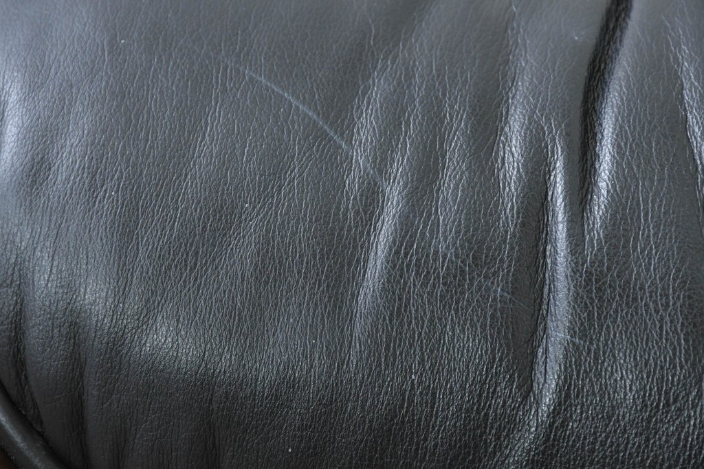 中古　Herman Miller(ハーマンミラー)　本革　こだわり抜かれた座り心地のイームズラウンジチェアとオットマンのセット　定価約113万円　(R-086620)