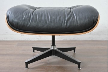 中古　Herman Miller(ハーマンミラー)　本革　こだわり抜かれた座り心地のイームズラウンジチェアとオットマンのセット　定価約113万円　(R-086620)