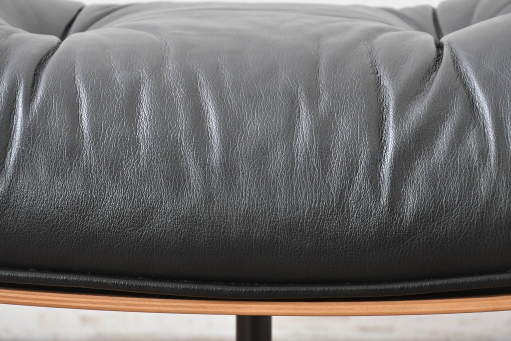 中古　Herman Miller(ハーマンミラー)　本革　こだわり抜かれた座り心地のイームズラウンジチェアとオットマンのセット　定価約113万円　(R-086620)