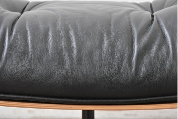 中古　Herman Miller(ハーマンミラー)　本革　こだわり抜かれた座り心地のイームズラウンジチェアとオットマンのセット　定価約113万円　(R-086620)