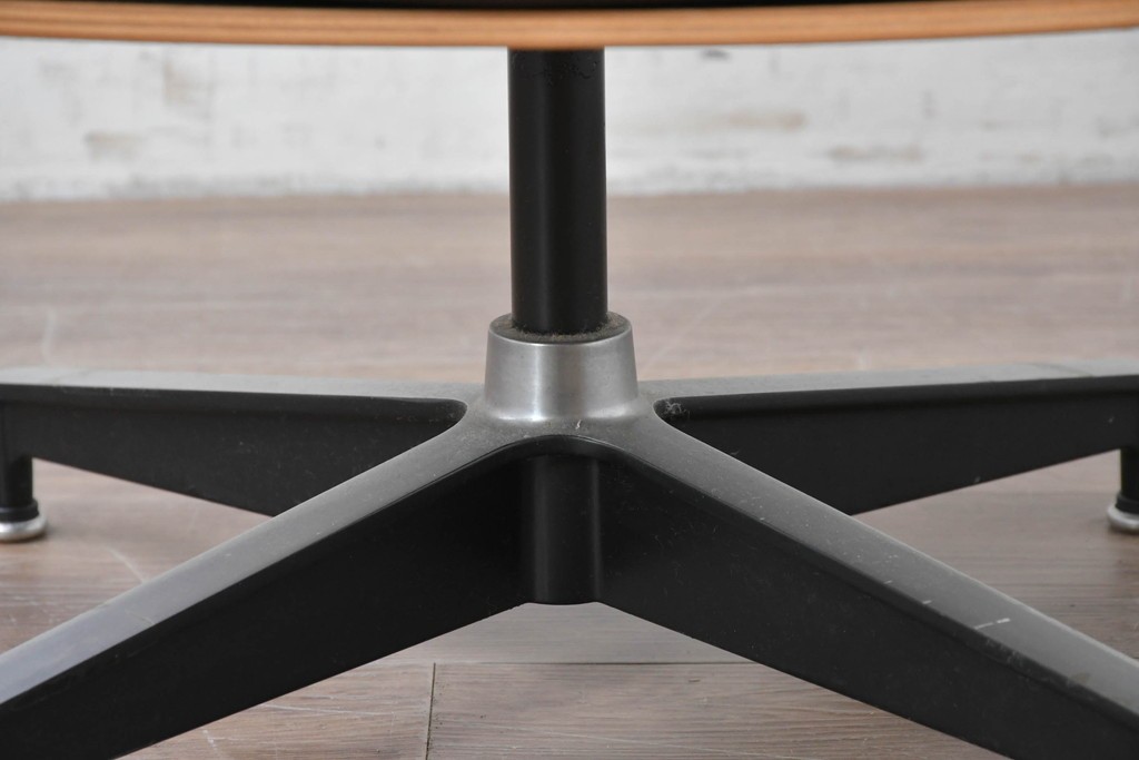 中古　Herman Miller(ハーマンミラー)　本革　こだわり抜かれた座り心地のイームズラウンジチェアとオットマンのセット　定価約113万円　(R-086620)