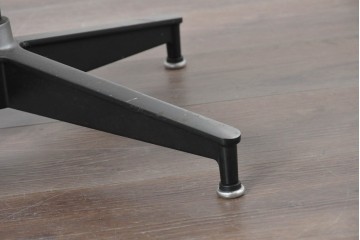 中古　Herman Miller(ハーマンミラー)　本革　こだわり抜かれた座り心地のイームズラウンジチェアとオットマンのセット　定価約113万円　(R-086620)