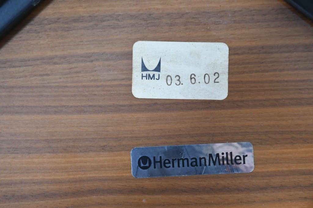 中古　Herman Miller(ハーマンミラー)　本革　こだわり抜かれた座り心地のイームズラウンジチェアとオットマンのセット　定価約113万円　(R-086620)