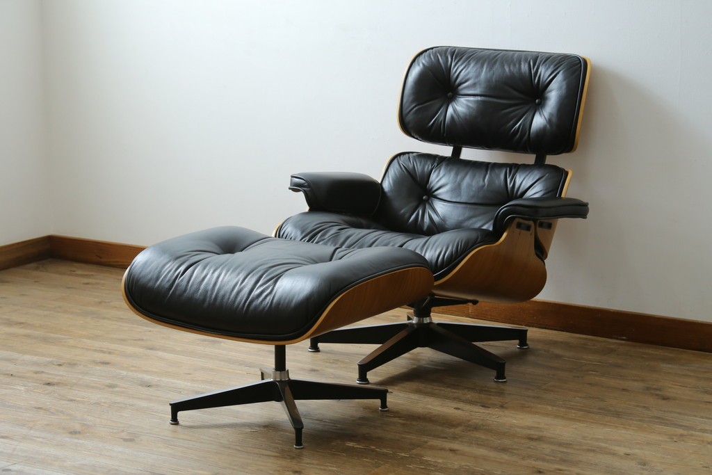 中古美品　Herman Miller(ハーマンミラー)　レザー　革のコンディション良好　こだわり抜かれた座り心地のイームズラウンジチェアとオットマンのセット　定価約113万円　(R-086620)