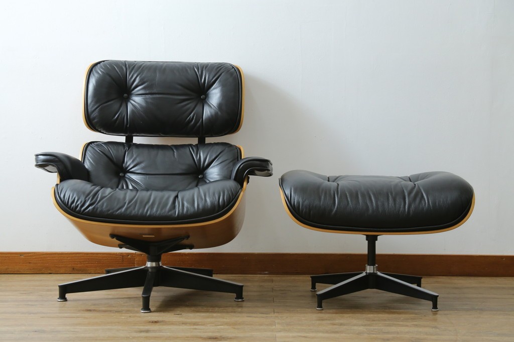 中古美品　Herman Miller(ハーマンミラー)　レザー　革のコンディション良好　こだわり抜かれた座り心地のイームズラウンジチェアとオットマンのセット　定価約113万円　(R-086620)