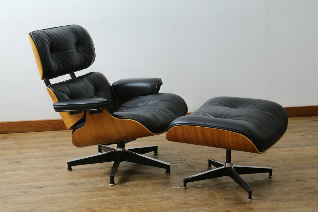 中古美品　Herman Miller(ハーマンミラー)　レザー　革のコンディション良好　こだわり抜かれた座り心地のイームズラウンジチェアとオットマンのセット　定価約113万円　(R-086620)
