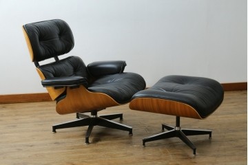中古美品　Herman Miller(ハーマンミラー)　レザー　革のコンディション良好　こだわり抜かれた座り心地のイームズラウンジチェアとオットマンのセット　定価約113万円　(R-086620)