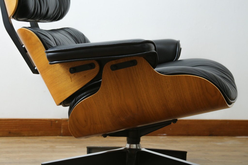 中古美品　Herman Miller(ハーマンミラー)　レザー　革のコンディション良好　こだわり抜かれた座り心地のイームズラウンジチェアとオットマンのセット　定価約113万円　(R-086620)