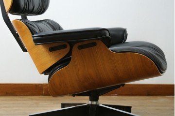 中古美品　Herman Miller(ハーマンミラー)　レザー　革のコンディション良好　こだわり抜かれた座り心地のイームズラウンジチェアとオットマンのセット　定価約113万円　(R-086620)