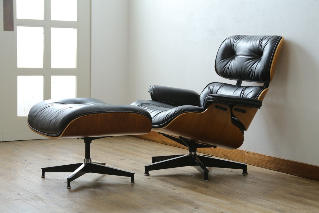 中古美品　Herman Miller(ハーマンミラー)　レザー　革のコンディション良好　こだわり抜かれた座り心地のイームズラウンジチェアとオットマンのセット　定価約113万円　(R-086620)