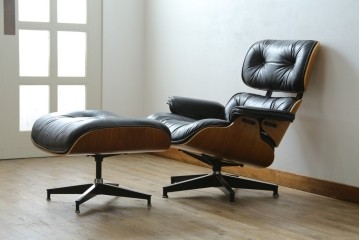 中古美品　Herman Miller(ハーマンミラー)　レザー　革のコンディション良好　こだわり抜かれた座り心地のイームズラウンジチェアとオットマンのセット　定価約113万円　(R-086620)
