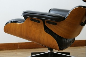 中古美品　Herman Miller(ハーマンミラー)　レザー　革のコンディション良好　こだわり抜かれた座り心地のイームズラウンジチェアとオットマンのセット　定価約113万円　(R-086620)