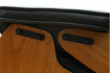 中古美品　Herman Miller(ハーマンミラー)　レザー　革のコンディション良好　こだわり抜かれた座り心地のイームズラウンジチェアとオットマンのセット　定価約113万円　(R-086620)