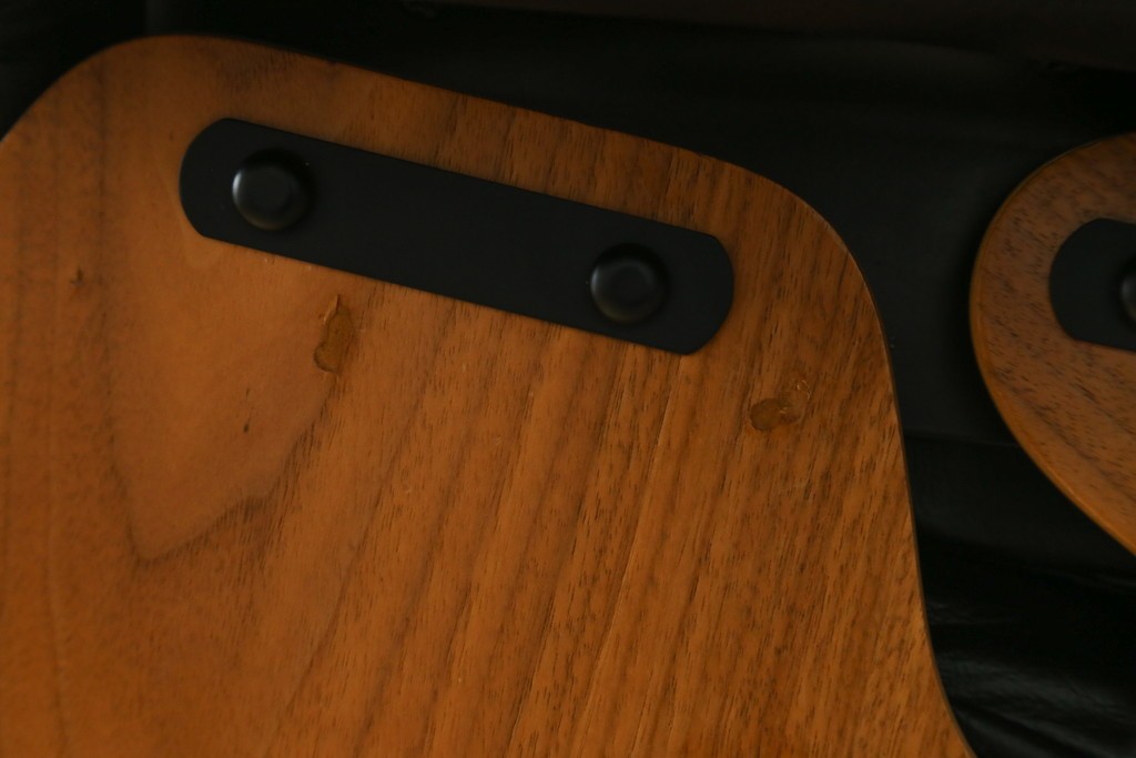 中古美品　Herman Miller(ハーマンミラー)　レザー　革のコンディション良好　こだわり抜かれた座り心地のイームズラウンジチェアとオットマンのセット　定価約113万円　(R-086620)