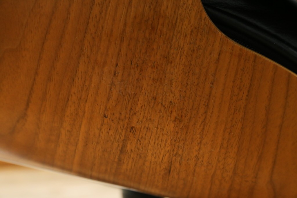 中古美品　Herman Miller(ハーマンミラー)　レザー　革のコンディション良好　こだわり抜かれた座り心地のイームズラウンジチェアとオットマンのセット　定価約113万円　(R-086620)