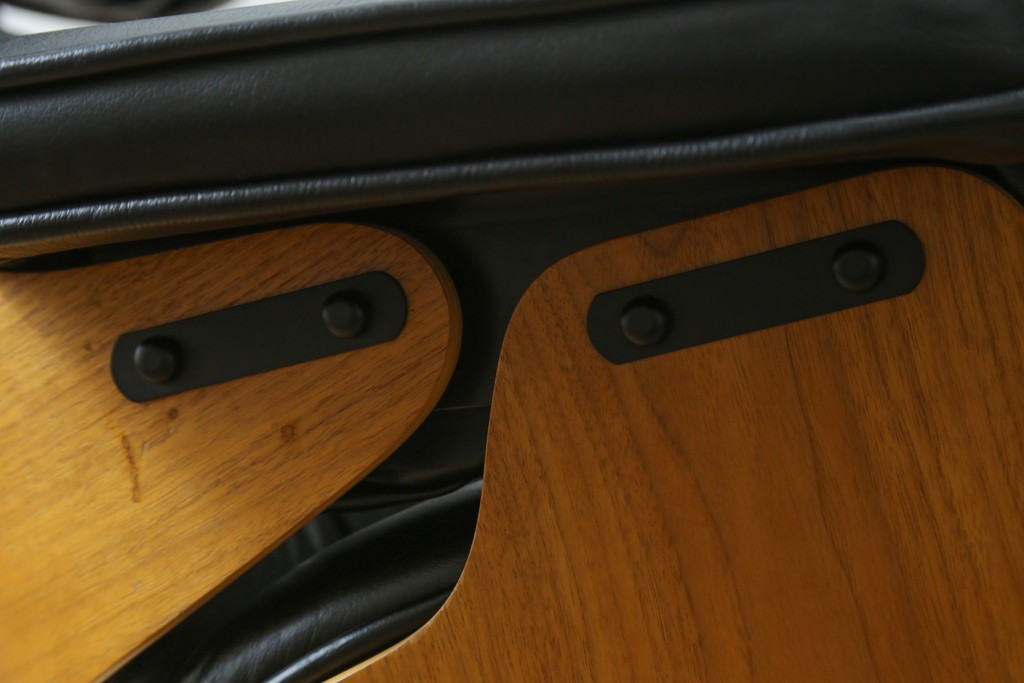 中古美品　Herman Miller(ハーマンミラー)　レザー　革のコンディション良好　こだわり抜かれた座り心地のイームズラウンジチェアとオットマンのセット　定価約113万円　(R-086620)