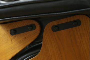 中古美品　Herman Miller(ハーマンミラー)　レザー　革のコンディション良好　こだわり抜かれた座り心地のイームズラウンジチェアとオットマンのセット　定価約113万円　(R-086620)