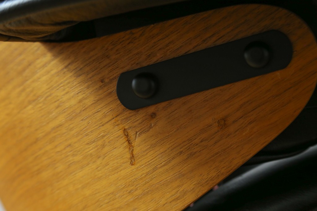 中古美品　Herman Miller(ハーマンミラー)　レザー　革のコンディション良好　こだわり抜かれた座り心地のイームズラウンジチェアとオットマンのセット　定価約113万円　(R-086620)
