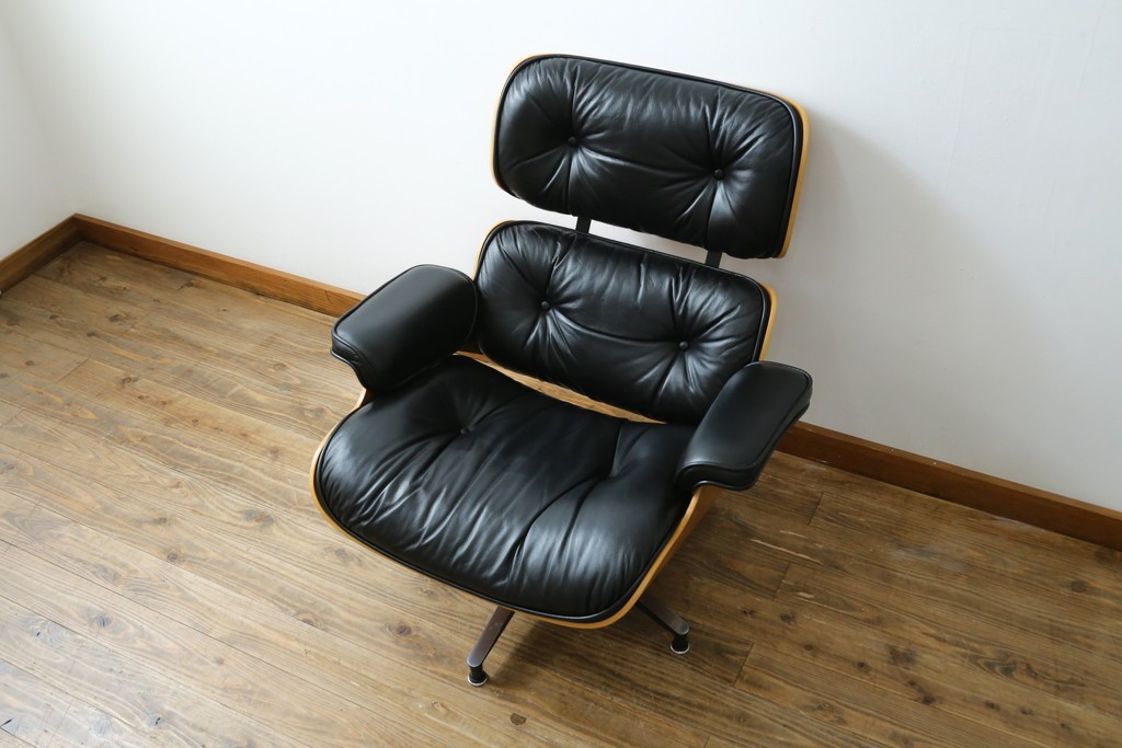 中古美品　Herman Miller(ハーマンミラー)　レザー　革のコンディション良好　こだわり抜かれた座り心地のイームズラウンジチェアとオットマンのセット　定価約113万円　(R-086620)