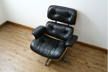 中古美品　Herman Miller(ハーマンミラー)　レザー　革のコンディション良好　こだわり抜かれた座り心地のイームズラウンジチェアとオットマンのセット　定価約113万円　(R-086620)