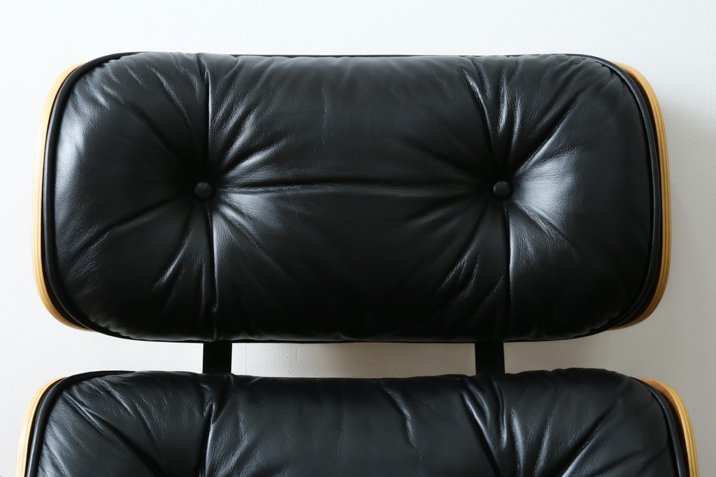 中古美品　Herman Miller(ハーマンミラー)　レザー　革のコンディション良好　こだわり抜かれた座り心地のイームズラウンジチェアとオットマンのセット　定価約113万円　(R-086620)