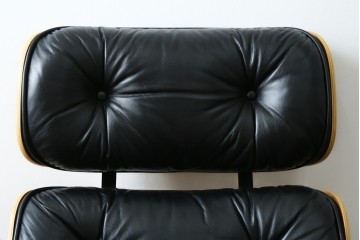 中古美品　Herman Miller(ハーマンミラー)　レザー　革のコンディション良好　こだわり抜かれた座り心地のイームズラウンジチェアとオットマンのセット　定価約113万円　(R-086620)
