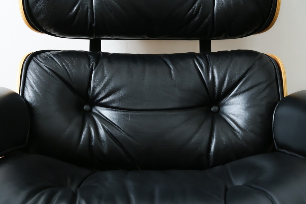 中古美品　Herman Miller(ハーマンミラー)　レザー　革のコンディション良好　こだわり抜かれた座り心地のイームズラウンジチェアとオットマンのセット　定価約113万円　(R-086620)