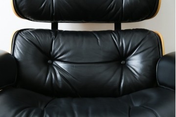 中古美品　Herman Miller(ハーマンミラー)　レザー　革のコンディション良好　こだわり抜かれた座り心地のイームズラウンジチェアとオットマンのセット　定価約113万円　(R-086620)