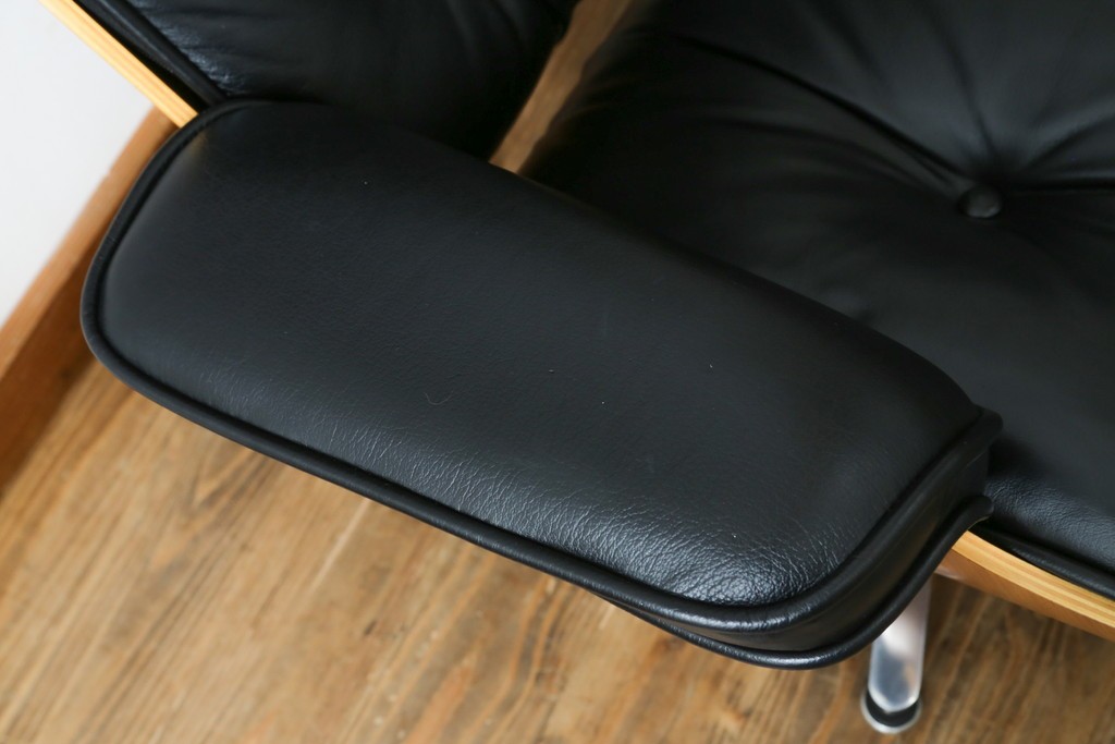 中古美品　Herman Miller(ハーマンミラー)　レザー　革のコンディション良好　こだわり抜かれた座り心地のイームズラウンジチェアとオットマンのセット　定価約113万円　(R-086620)
