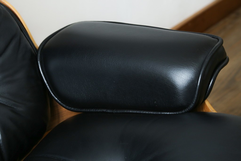 中古美品　Herman Miller(ハーマンミラー)　レザー　革のコンディション良好　こだわり抜かれた座り心地のイームズラウンジチェアとオットマンのセット　定価約113万円　(R-086620)