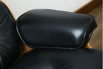 中古美品　Herman Miller(ハーマンミラー)　レザー　革のコンディション良好　こだわり抜かれた座り心地のイームズラウンジチェアとオットマンのセット　定価約113万円　(R-086620)