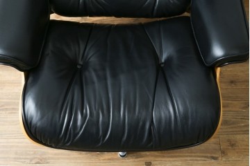 中古美品　Herman Miller(ハーマンミラー)　レザー　革のコンディション良好　こだわり抜かれた座り心地のイームズラウンジチェアとオットマンのセット　定価約113万円　(R-086620)