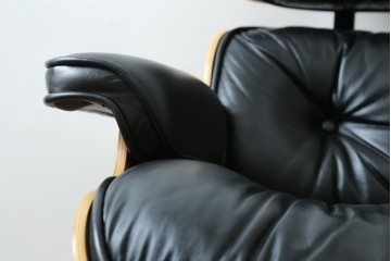 中古美品　Herman Miller(ハーマンミラー)　レザー　革のコンディション良好　こだわり抜かれた座り心地のイームズラウンジチェアとオットマンのセット　定価約113万円　(R-086620)